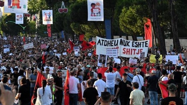 “Shqipëria e Shqiptarëve, Vdekje Tradhëtarëve”: si u rikthye sllogani i Ballit Kombëtar!