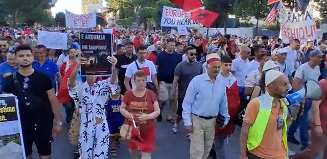 “Edi Rama o tradhtar jep dorëheqjen sa më parë”/ Nis marshimi i protestuesve drejt Kryeministrisë