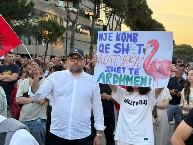 18:43 Sot dita e 23-të e protestës, aktivistët dhe qytetarët pritet të mblidhen para Kryeministrisë