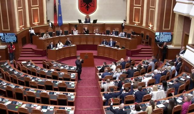 Rinis seanca plenare/ Rama prezent në parlament, opozita braktis Kuvendin
