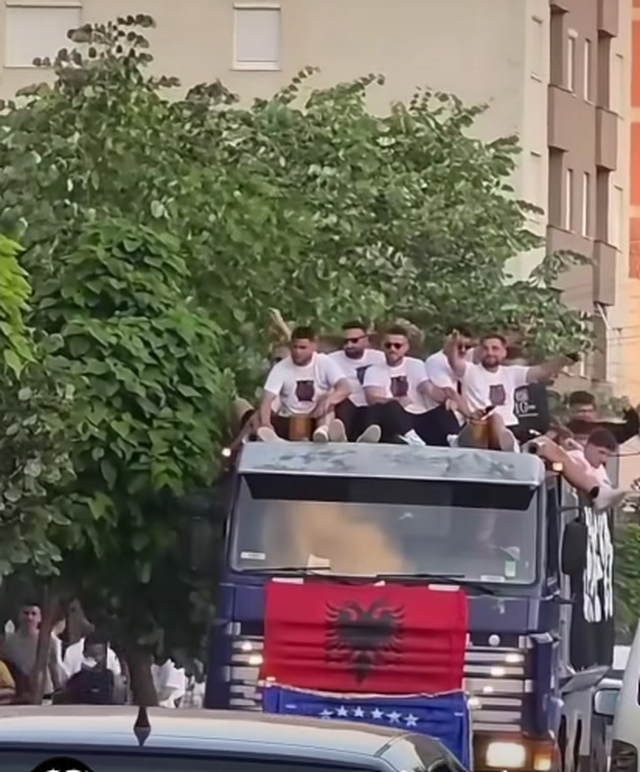 Ministri i Brendshëm, apel protestuesve të sjellë nga Vetëvendosja: Kur të valëvisni flamurin e UÇK, kujtojeni se Edi Rama kërkoi njohjen e Kosovës në Beograd!