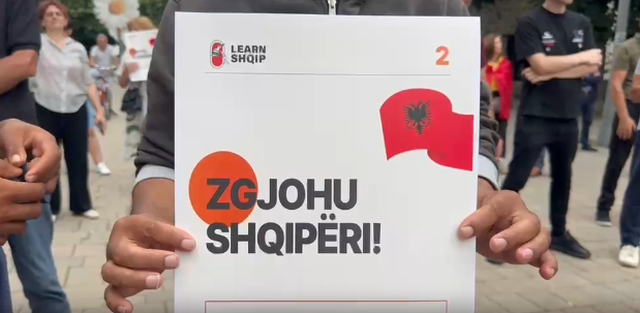 Turistët holandezë mbështesin protestën në Korçë: Të rinjtë të luftojnë për të ardhmen!