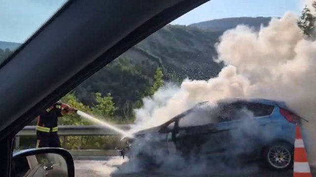 Makina përfshihet nga flakët sapo del nga tuneli i Krrabës
