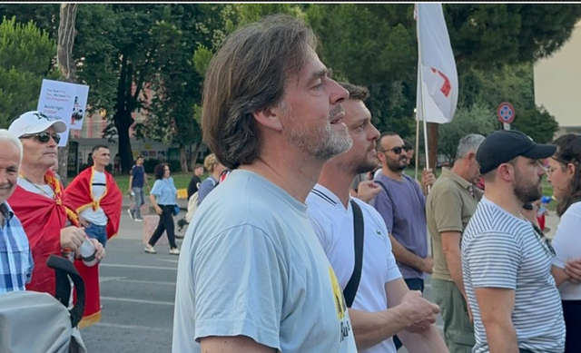 Protesta në bulevard, ish-zv.ambasadori i OSBE në Tiranë, Robert Wilton, mer pjesë në tubim