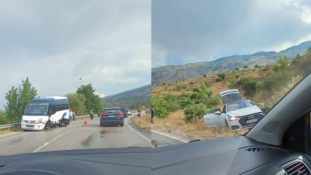 Aksident në aksin Gjirokastër-Tepelenë, mikrobusi i turistëve përplaset me një makinë, plagosen dy persona