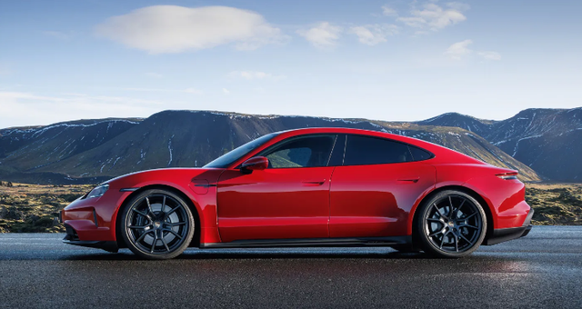20 46 Alarm te Porsche  Bien shitjet e Taycan  në pikëpyetje e ardhmja e Cayman dhe Boxster it elektrik 