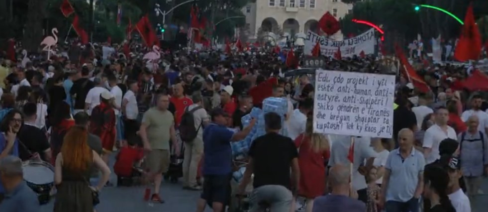 Propozimi i protestuesit: Shqipëria si Hungaria, asnjë kryeministër mos të ketë më shumë se 2 mandate