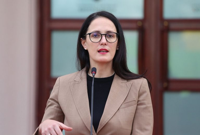 17:12 Delina Ibrahimaj, blen apartament 320 mije € me kredi, të ardhurat 8.1 mln lekë në 2025