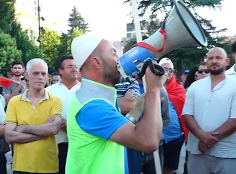 Protestuesi ironizon demokratët: Zoti pastë mëshirë për ata që presin reformim nga një pensionist