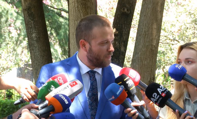 Ardit Bido, i drejtohet Albin Kurtit: Ç’punë kanë aktivistët e Vetëvendosjes që denigrojnë deputetët e Shqipërisë