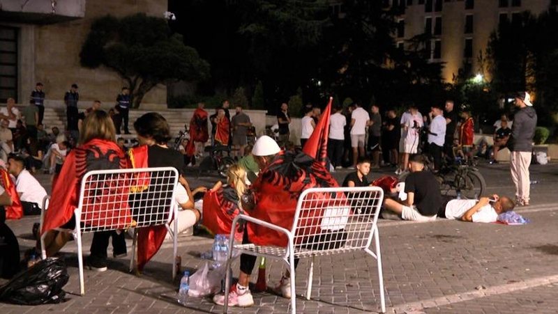 Bllokuan bulevardin me karrige, Policia procedon 9 protestues pas natës në shesh