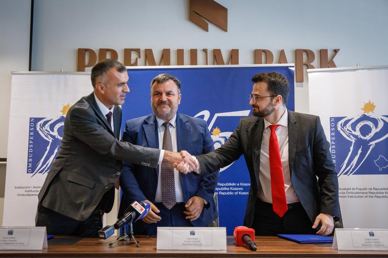 A po zbatohen marrëveshjet Shqipëri-Kosovë-Maqedoni? Tre Avokatët e Popullit bëhen bashkë dhe firmosin memorandum për t’i kontrolluar