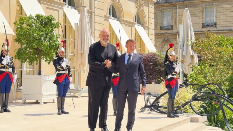 15:05 Rama nis vizitën zyrtare në Paris, pritet në Pallatin Elysee nga Presidenti Macron