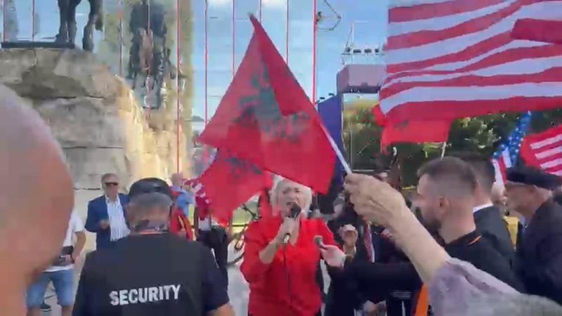 Grupi i Pëllumb Pilinçit u bashkohen protestuesve në sheshin “Skënderbej”