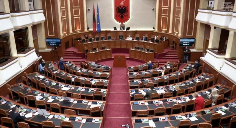 16:50 Kuvendi forcon luftën ndaj dezinformimit: Ngrihet nënkomisioni parlamentar, në fokus ndërhyrjet e huaja