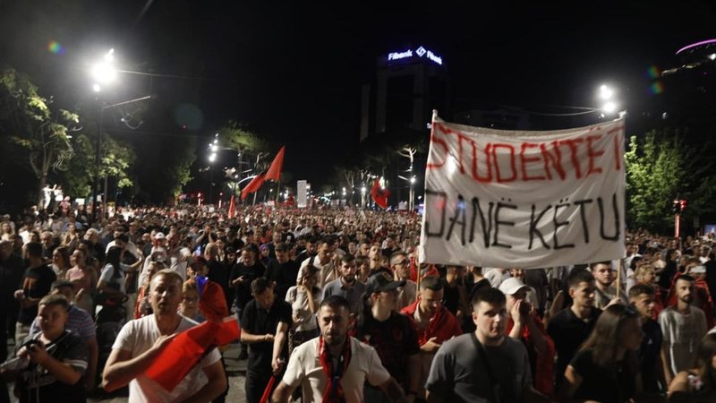 Bllokimi i rrugëve gjatë protestës, policia procedon 16 persona për pengim qarkullimi dhe prishje të rendit