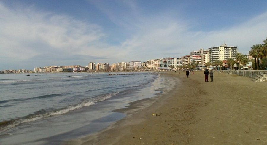 Durrës, një 50-vjeçar humb jetën pasi mbytet në plazh