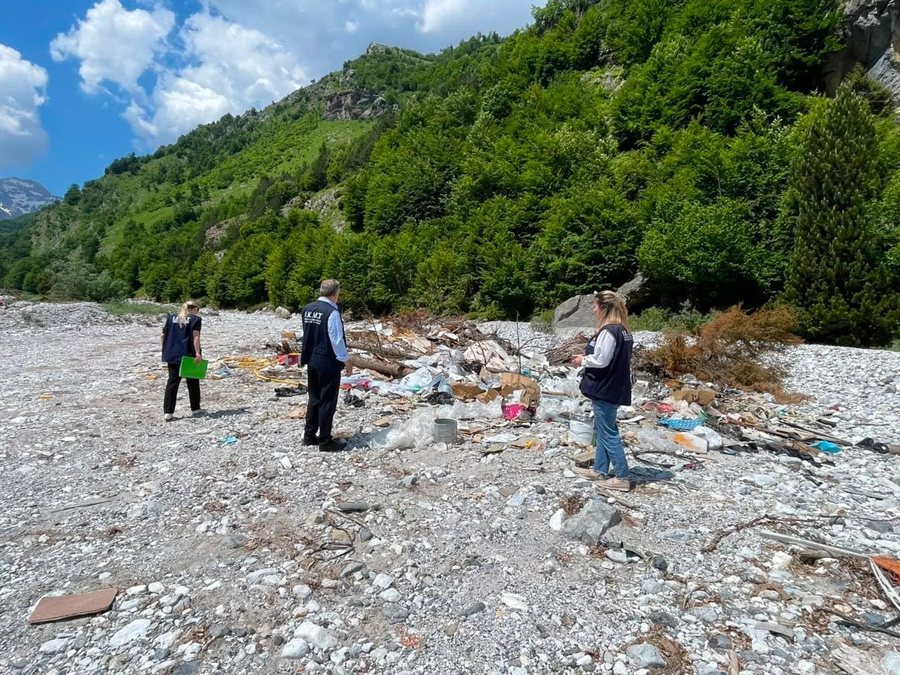 Mbeturinat e bizneseve përfundojnë në Valbonë, IKMT-ja nis pastrimin e zonës, thirrja për biznesmenët: Respektoni ligjin për mbetjet!