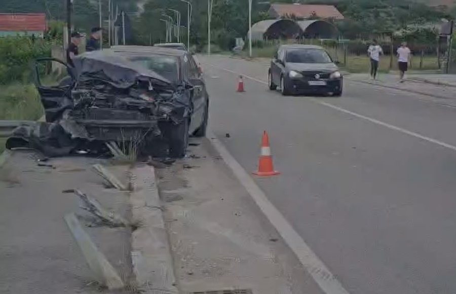 Me shpejtësi tej normave, drejtuesi i automjetit përplaset me barrierat mbrojtëse në aksin Pogradec – Qafë Plloçë