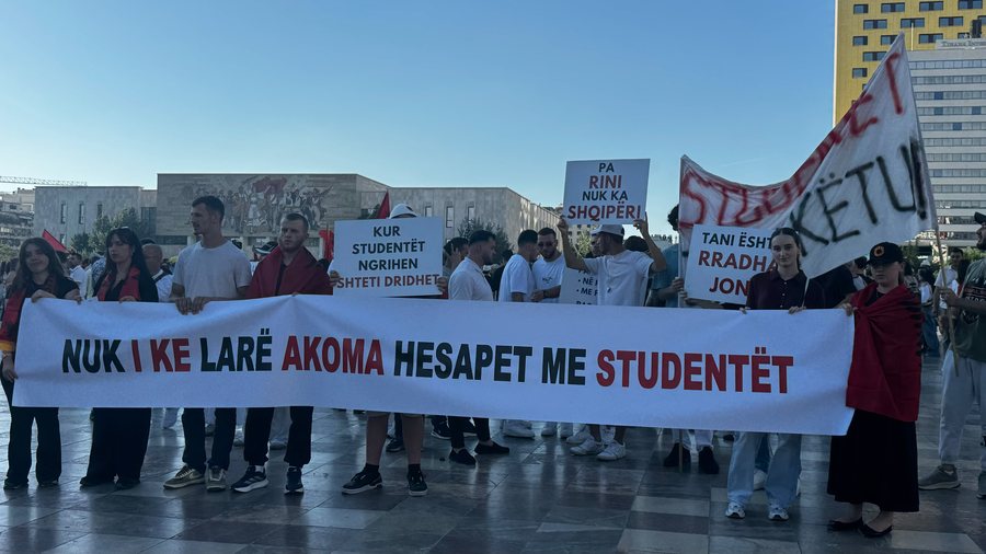 18:23 Dita e 11-të e protestës, qytetarët nisin grumbullimin në sheshin Skënderbej
