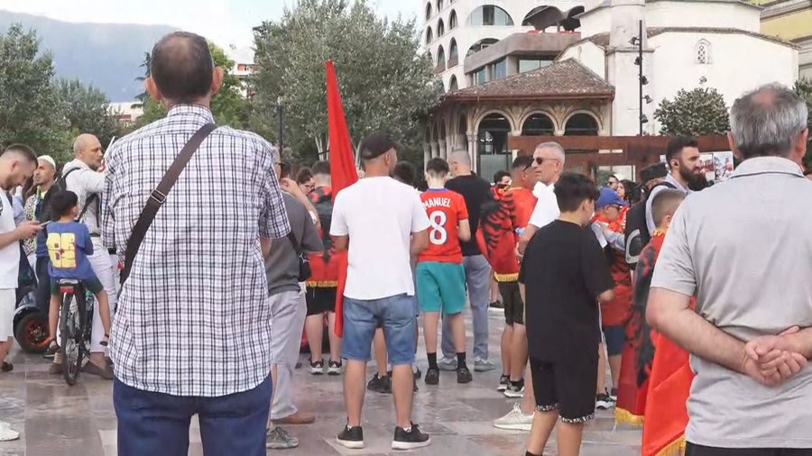 18:36 Protesta në ditën e dymbëdhjetë/ Qytetarët marshojnë drejt Kryeministrisë