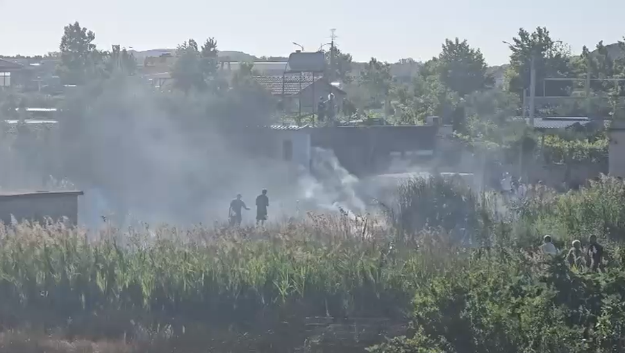 Vlorë, zjarr në lagjen “Kushtrimi. Rrezikohen edhe banesat