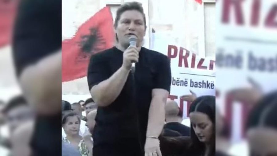 20 48  E çuam në shkollë dhe nuk u kthye   Nëna e Martin Canit PREK me fjalimin në protestën para Kryeministrisë