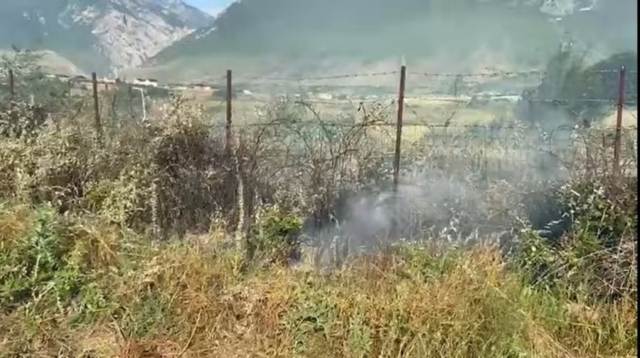 Flakët përfshijnë një sipërfaqe me bimësi në aksin Kukës-Gostil, tymi i dendur vështirëson qarkullimin