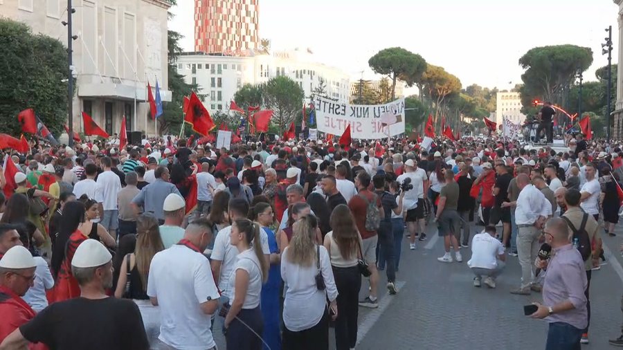 20:24 22 ditë protestë, qytetarët mblidhen para Kryeministrisë