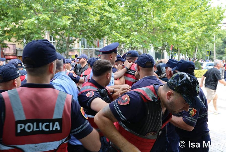 15:50 Përplasjet me protestuesit, katër efektivë mbeten të plagosur, shoqërohen në spital