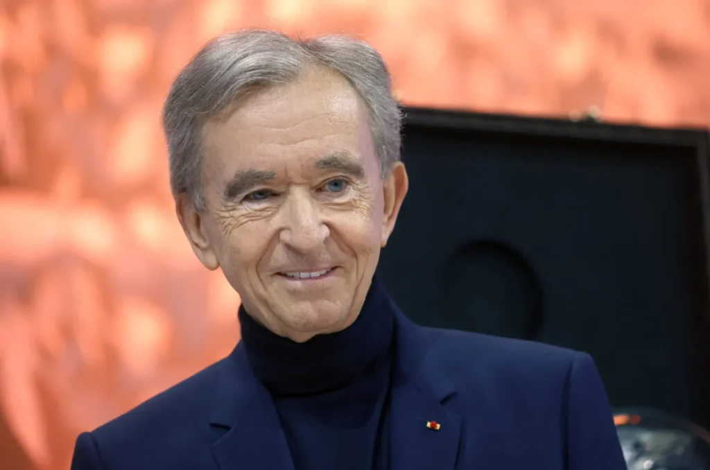 “Ujku me kashmir” nën kritika: Bernard Arnault akuzohet se po vendos nën kontroll shtypin ekonomik francez