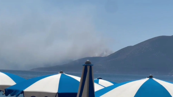 Zjarr në Karaburun/ Përfshihet sipërfaqe e madhe pyjesh, tymi pushton vijën bregdetare