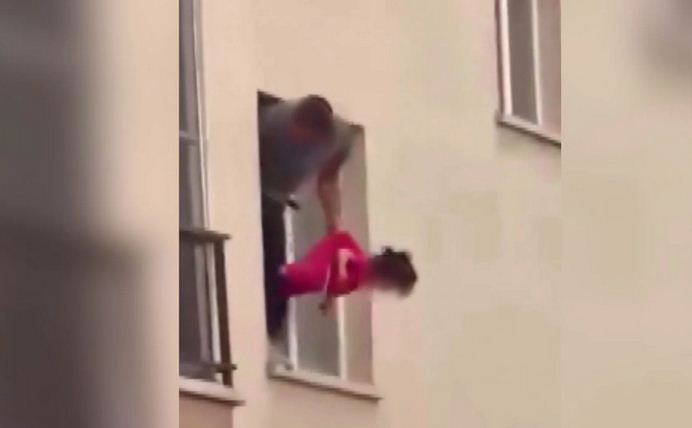 Pamje tronditëse në Ankara/ Babai var nga dritarja vajzën 3-vjeçare dhe e kërcënon me thikë pas sherrit me bashkëshorten