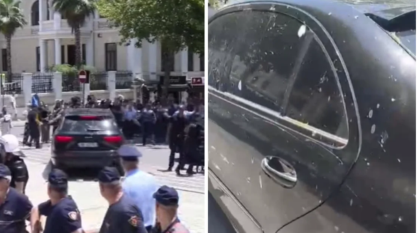 12:57 Protestuesit godasin me vezë makinat e ministrave e deputetëve, Kola: “Mos na provokoni”