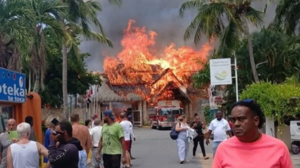 Zjarr i madh në një hotel në Santo Domingo/ Vdes turisti 46-vjeçar, 1,700 persona të evakuuar
