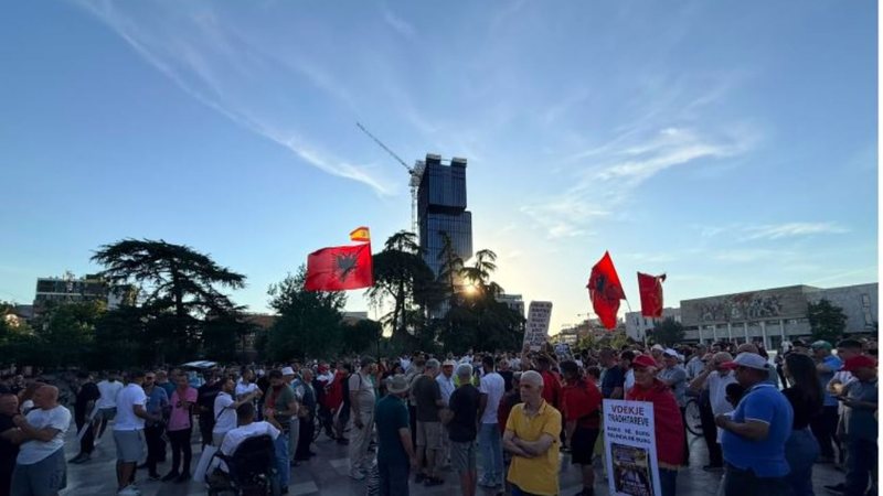 19:18 Protesta hyn në ditën e 19-të, nis grumbullimi në sheshin “Skënderbej”