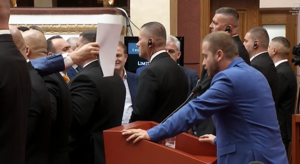 Kaos në Kuvend, Noka i drejtohet Bidos: “O zoti Bideja”, Peleshi pezullon seancën