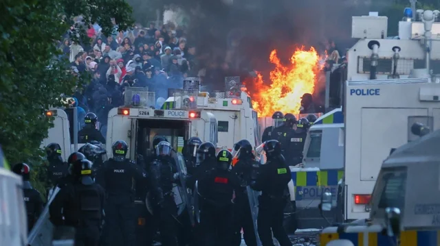 Vijojnë incidentet e dhunshme në Belfast/ 27 persona braktisin shtëpitë e tyre, policia heton nxitjen e urrejtjes online
