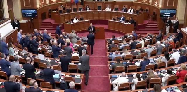 10:57 Heqja e “non grata”-s nga SHBA-ja/ Berisha thyen heshtjen