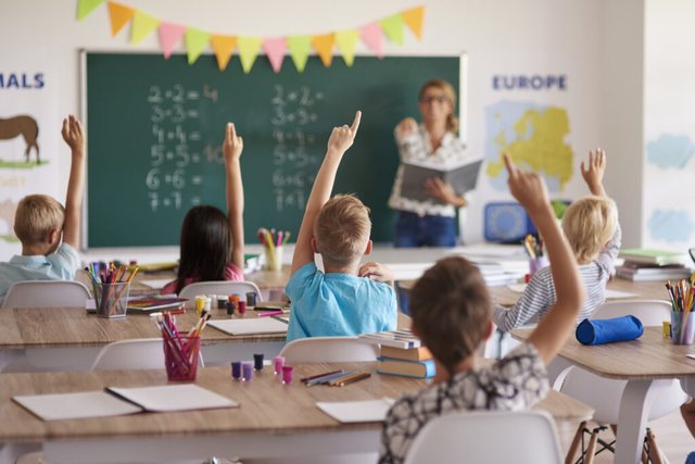 Shqipëria, me një përqindje të lartë të vajzave që shkëlqejnë në matematikë