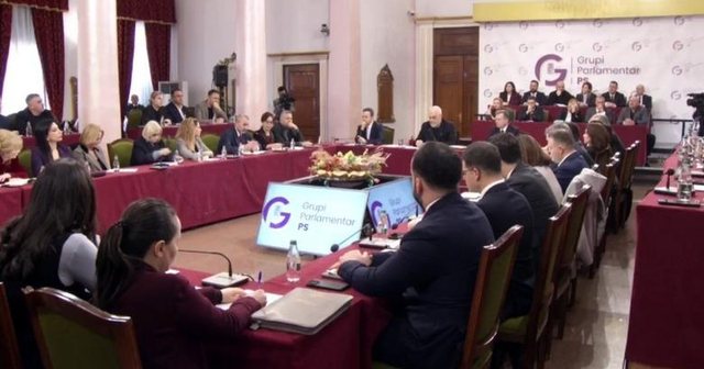 09:15 Pas protestave masive dhe largimit të Koçekut, PS mbledh sot Kryesinë dhe grupin parlamentar