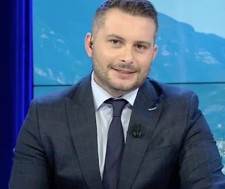 “Thua dot Berisha në burg”? – rrjeti sulmon gazetarin e opozitës që mbajti fjalim në protestë