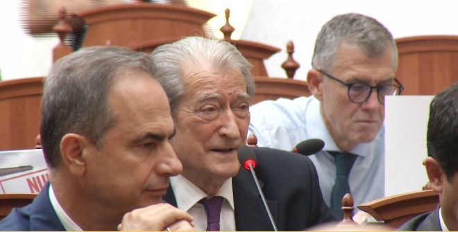 “Më censuruat! Keni tmerr nga fjala ime”/ Berisha thirrje Peleshit: Tërhiq rendin e ditës! Po i bëni karshillëk mijëra protestuesve