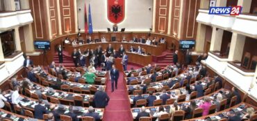Tensione në Kuvend/ Deputetët demokratë bllokojnë Foltoren, afrohet Garda