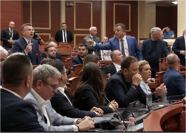 10:56 Balla-Berishës: Ky pelikani këtu/ Tensione në seancë, Noka tenton t’i heqë mikrofonin socialistit