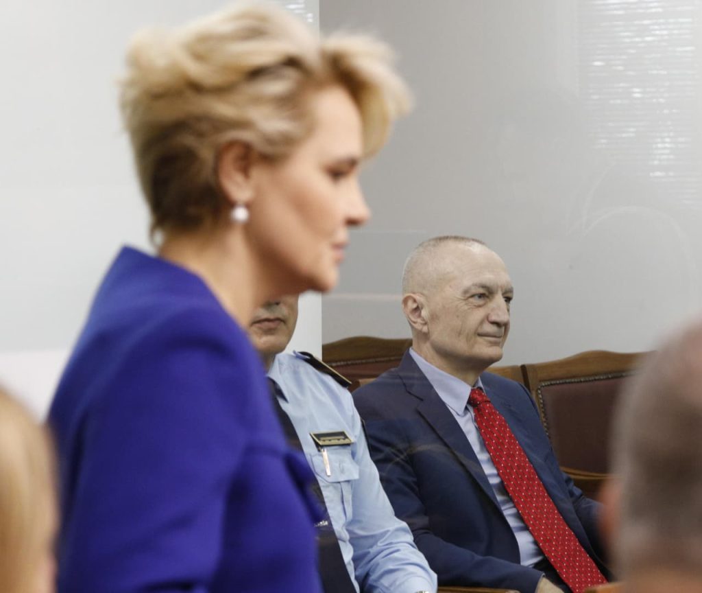 Ndërhynë pa leje gjatë seancës, gjobiten Monika Kryemadhi dhe avokati Cakrani