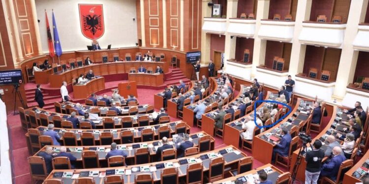 Marjana Koçeku mungon në seancë, ja kush është ulur në vendin e saj