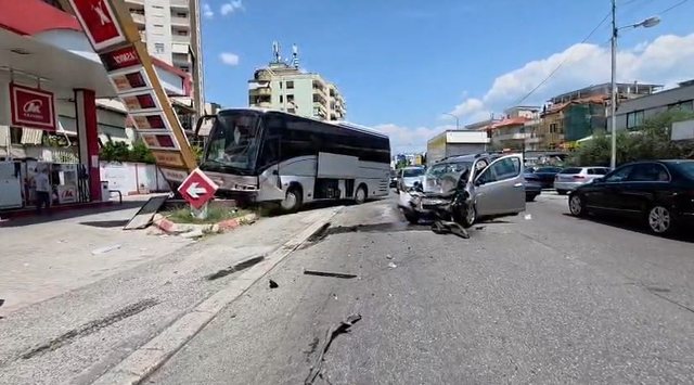 Aksident në Elbasan/ Autobusi përplaset me makinën, përfundon në karburant