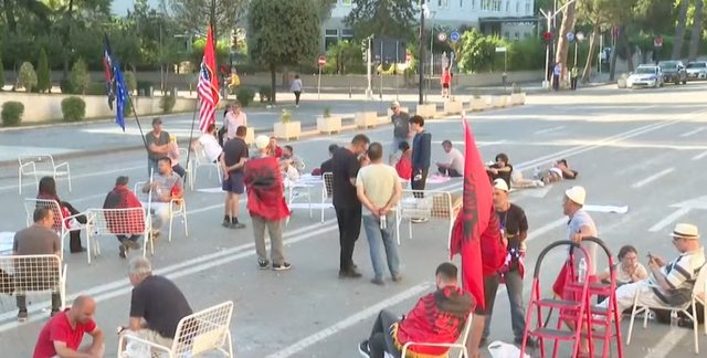 Protesta kundër qeverisë/ Një grup qytetarësh kalojnë natën në sheshin para Kryeministrisë