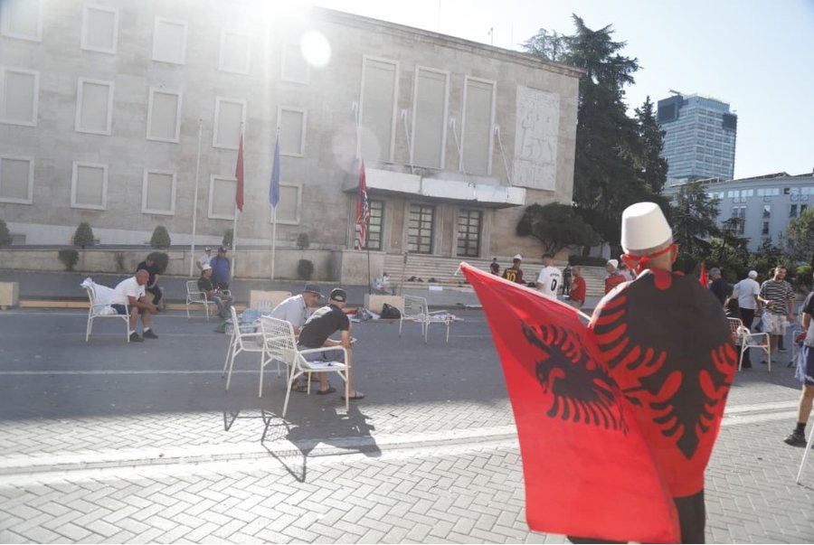 09:45 Kaluan natën para Kryeministrisë, Policia u jep ultimatum protestuesve: Lironi rrugën ose do të ndërhyjmë